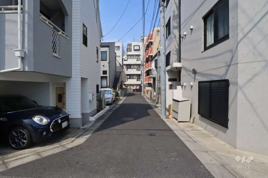 敷地北西側の前面道路（南西側から）