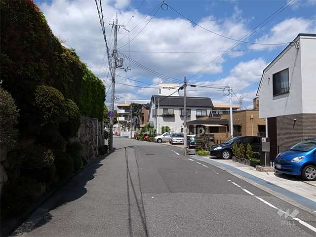 敷地西側の前面道路