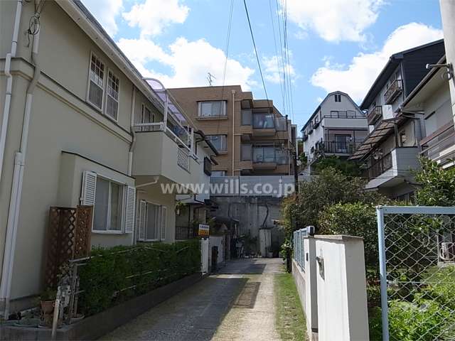周辺は一戸建てが中心に立ち並ぶ住宅地。敷地東側は一段低くなっています。