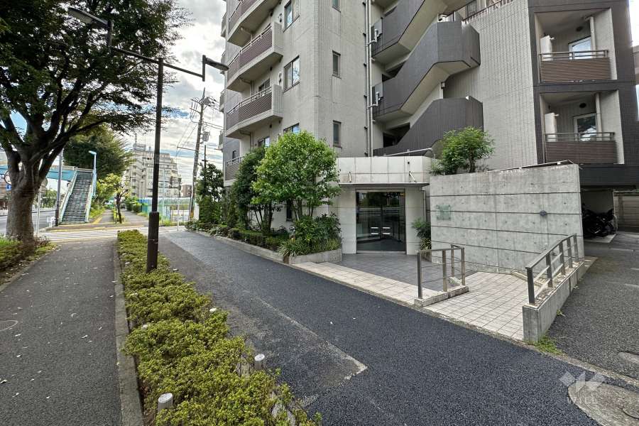 敷地東側は環八通り（県道311号）に面しています。