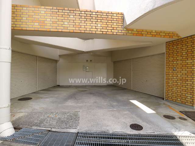 敷地内駐車場の出入り口（シャッター付き）