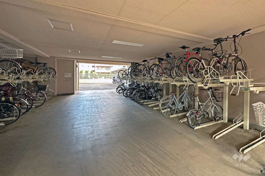 屋内に設けられた駐輪場