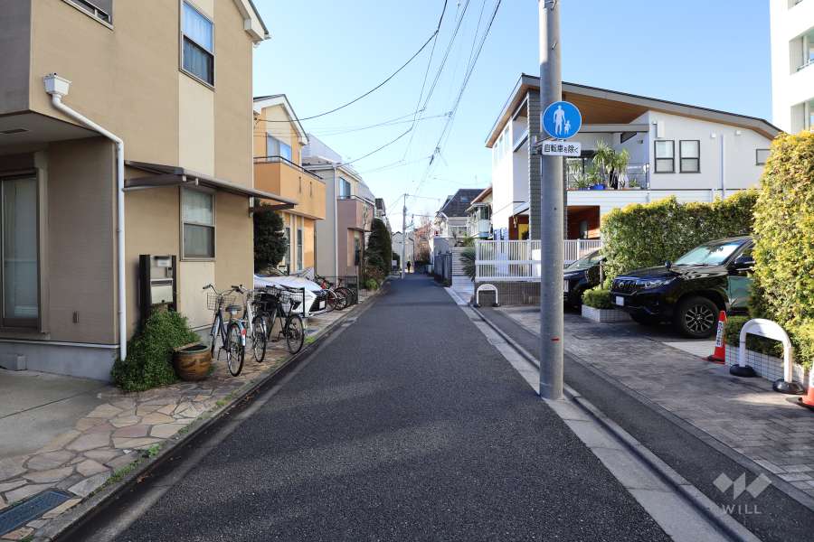 敷地南側の前面道路（東側から）