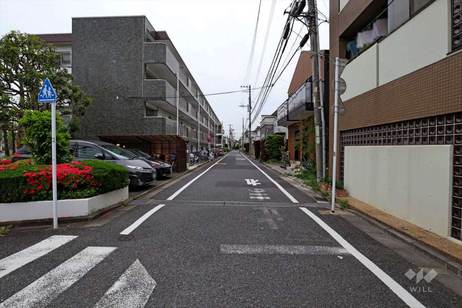 敷地南東側の前面道路（北東側から）
