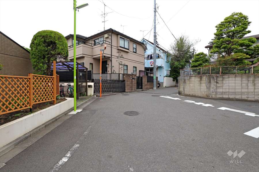 敷地北東側の前面道路（南東側から）
