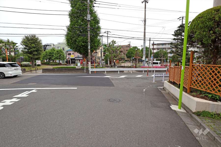 敷地北東側の前面道路（北西側から）