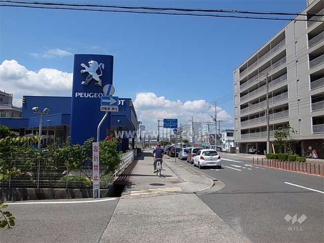 敷地の西側は4車線の通りに面しています。