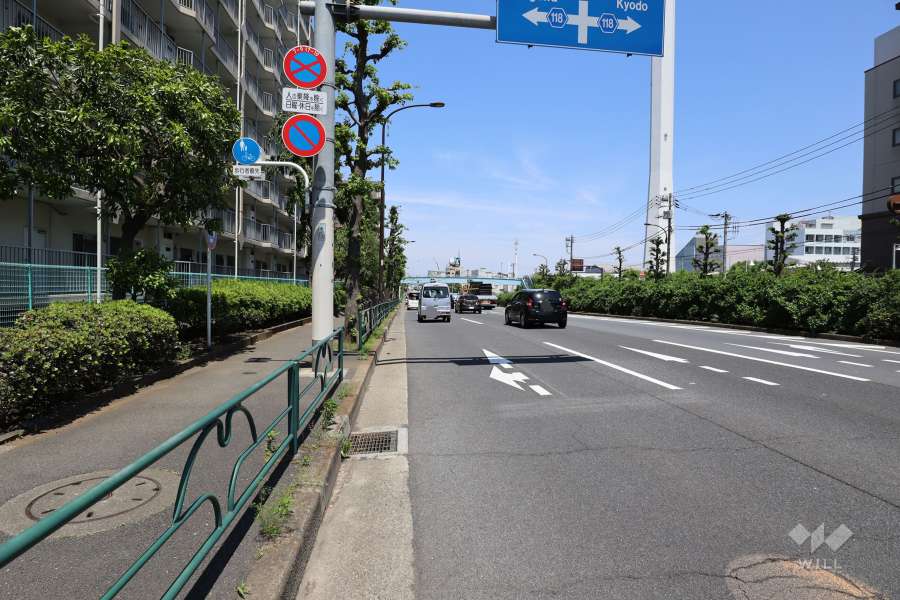 敷地東側の前面道路（北側から）