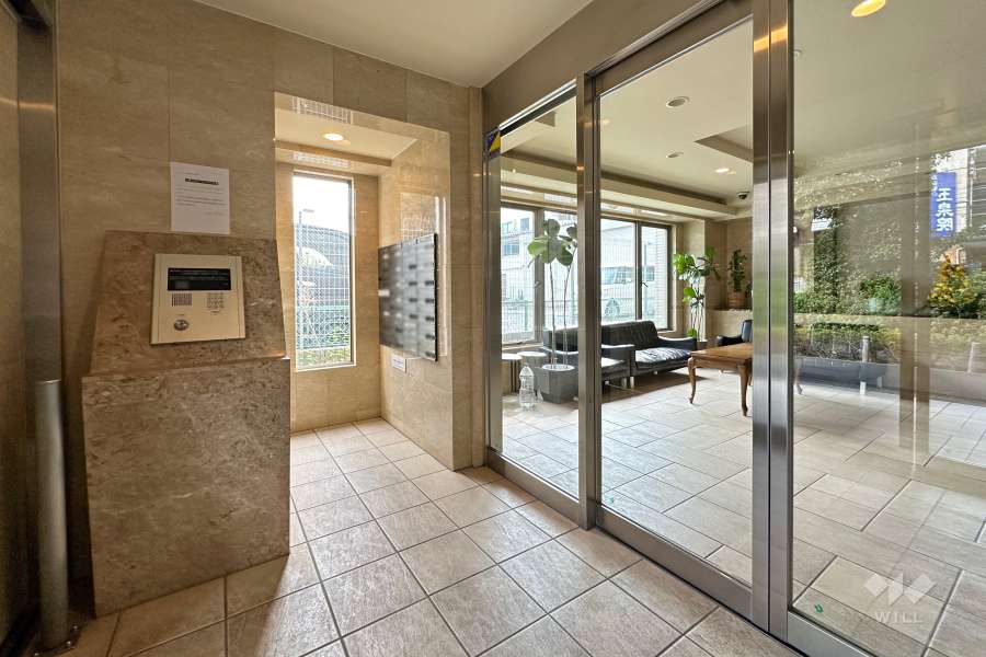 エントランスはオートロック付きです。