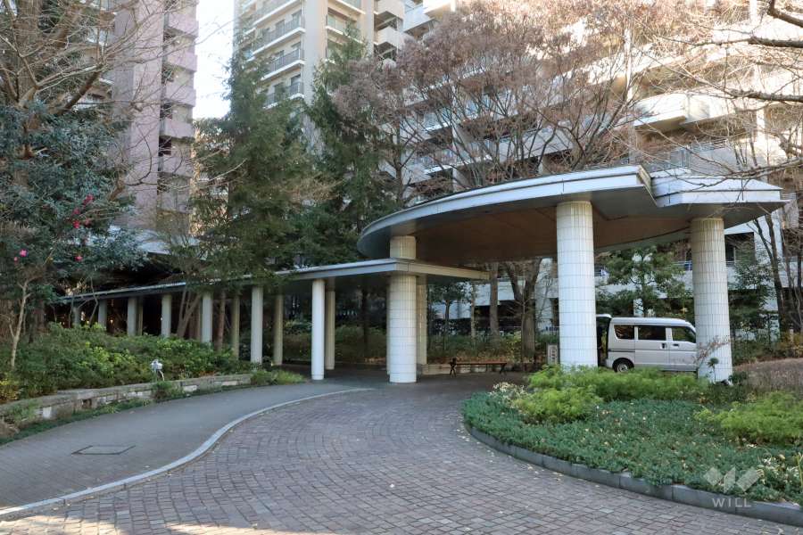 東側のエントランスアプローチ