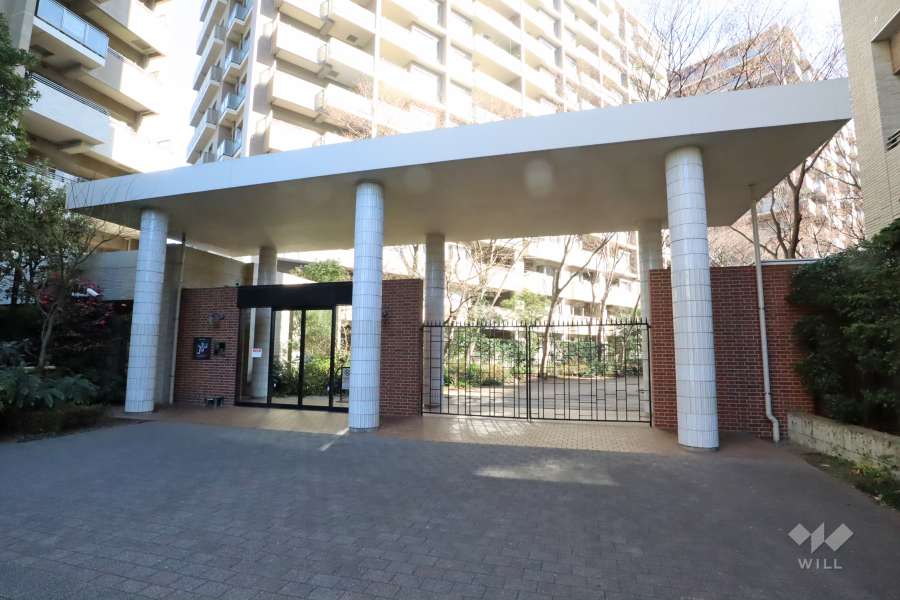 西側のエントランス