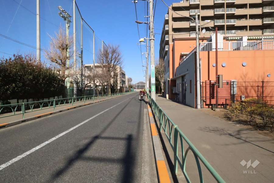 敷地西側の前面道路