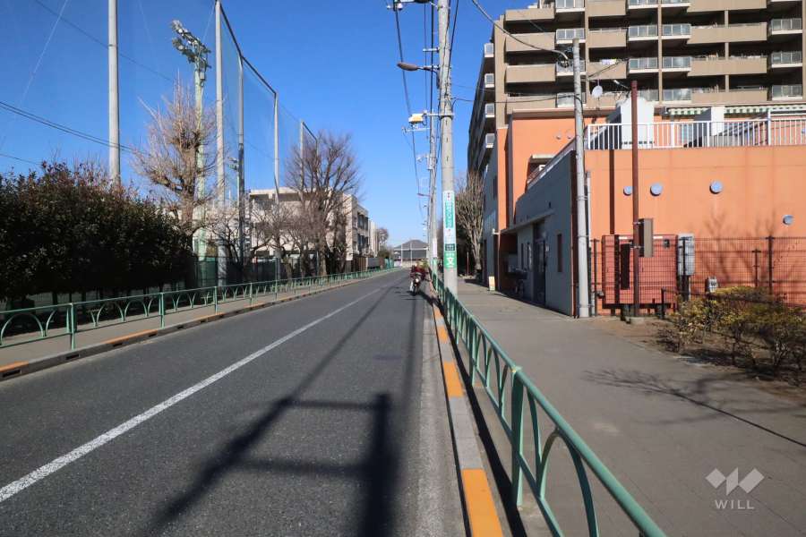 敷地西側の前面道路