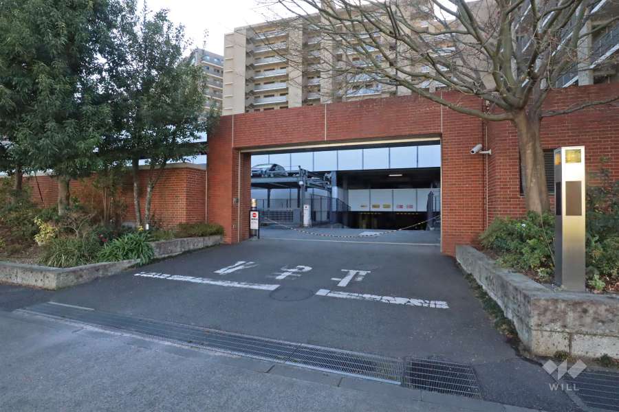 駐車場の出入り口（シャッター付き）