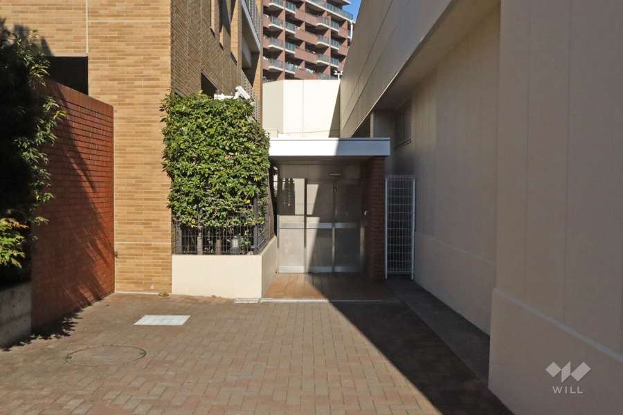 屋内に設けられた駐輪場の出入り口