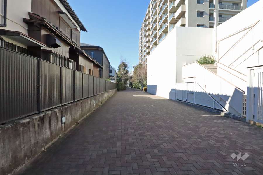 敷地南側の通路(東側から)