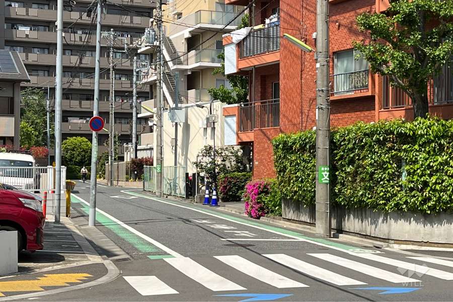 敷地西側の前面道路(南側から)