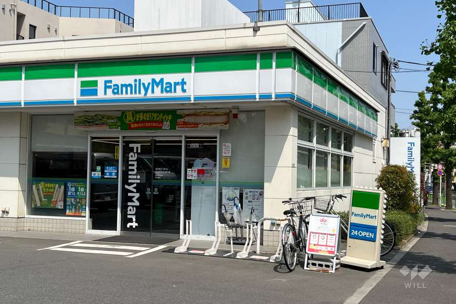 敷地北側道路向いにあるファミリーマート