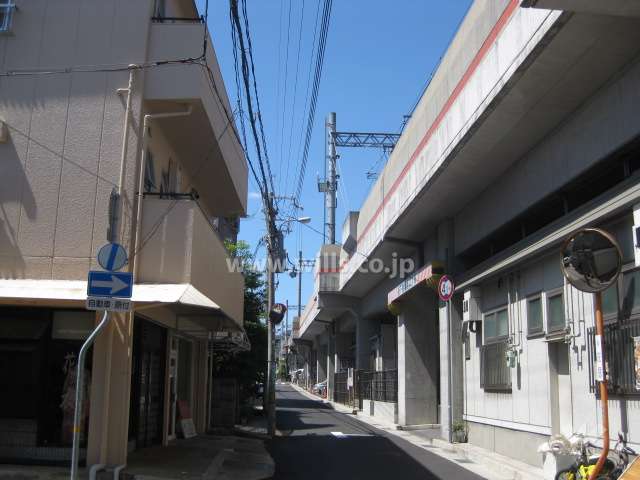 敷地北側には道路を挟んで、阪急神戸線が走っています。