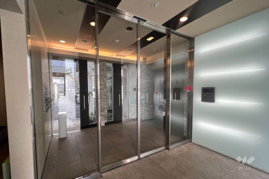 エントランスはオートロック付きです。_1