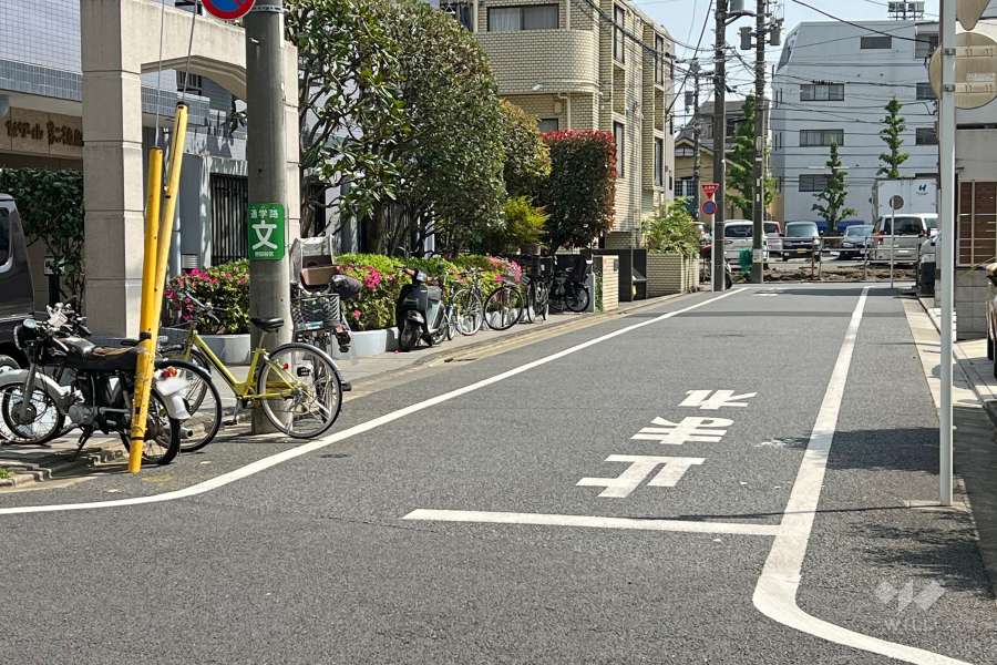 敷地の西側の前面道路