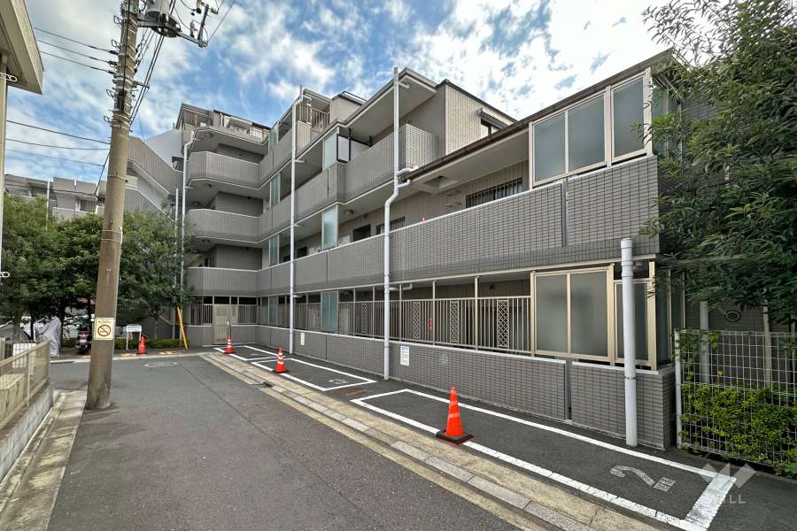 敷地北東側の前面道路（北西側から）