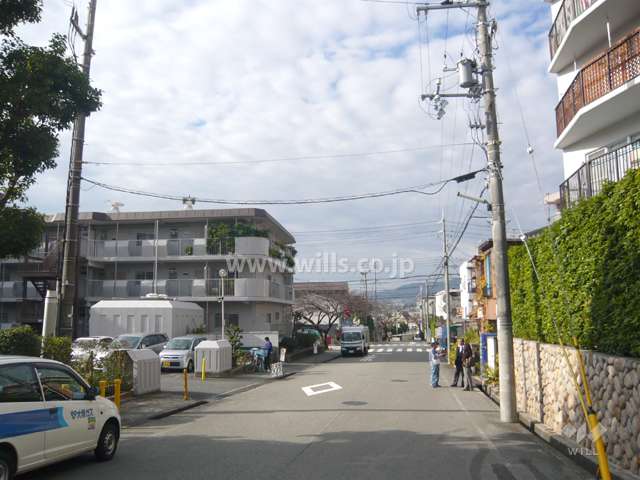 周辺の街並み。道幅が広く、マンションが多く並んでいます。
