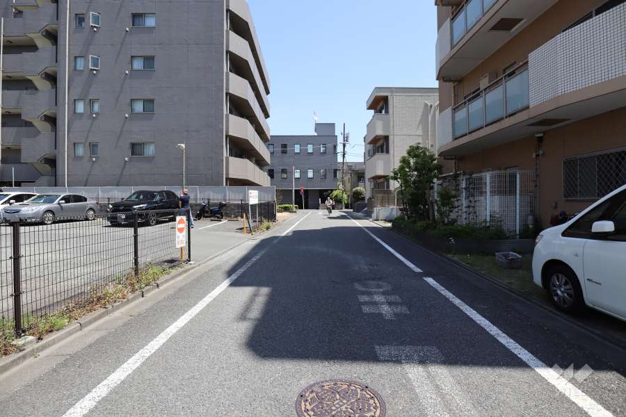 敷地北側の前面道路（西側から）