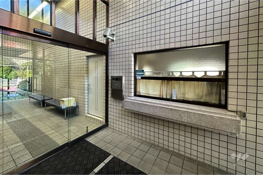 エントランスはオートロック付きです。