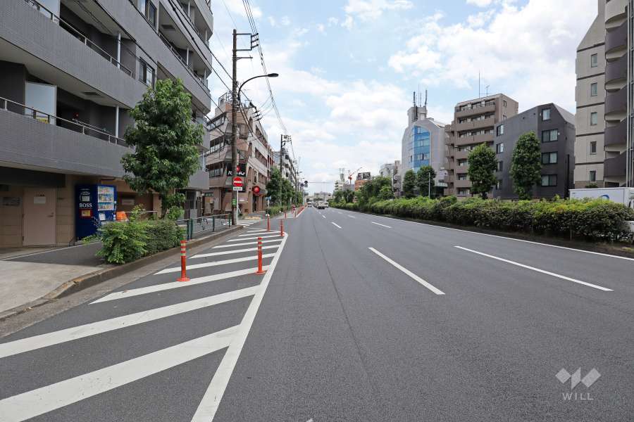 敷地西側の前面道路