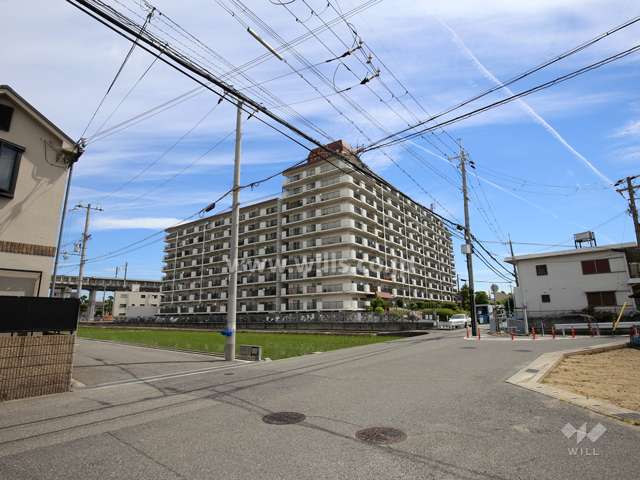 コンドミニアム甲東園の遠景。周辺は区画の整った住宅地。すぐ北側を新幹線が走っています。