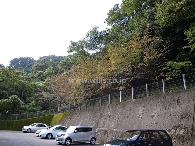 周囲を山に囲まれ、自然豊か。