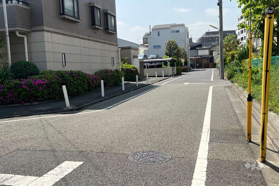 敷地北側の前面道路(東側から)