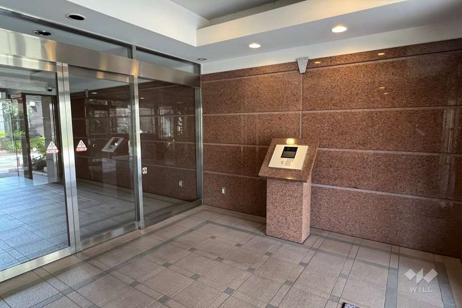 エントランスはオートロック付きです。