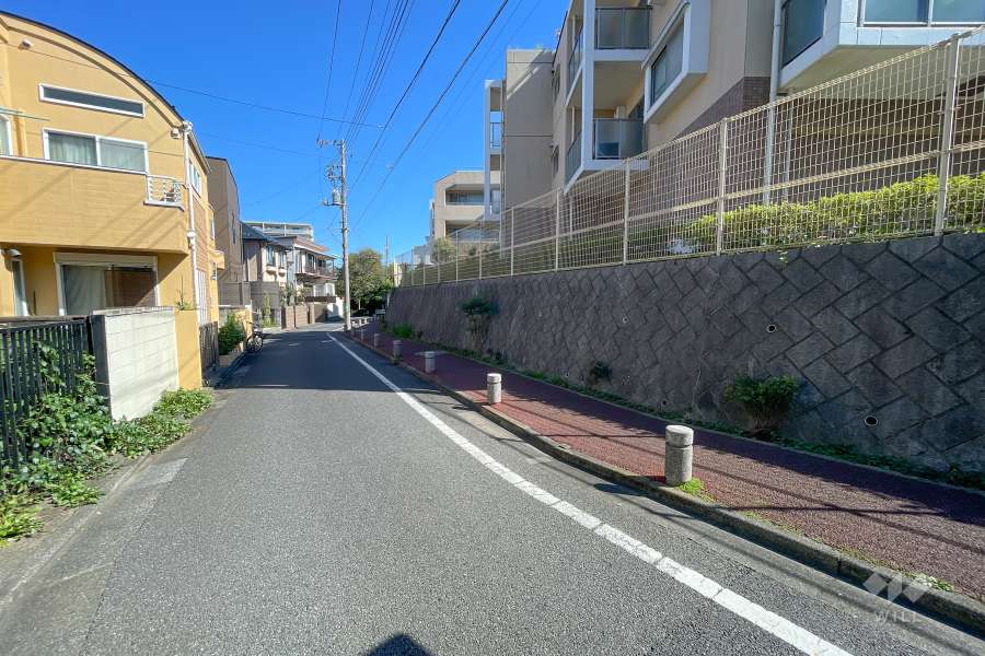 敷地北西側の前面道路（南西側から）
