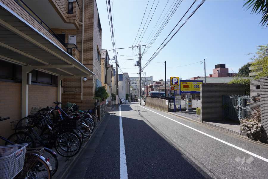 敷地北西側の前面道路（北東側から）