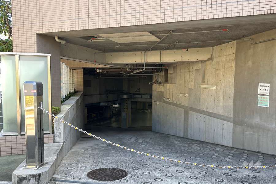 駐車場の出入り口（ロボットゲート付き）