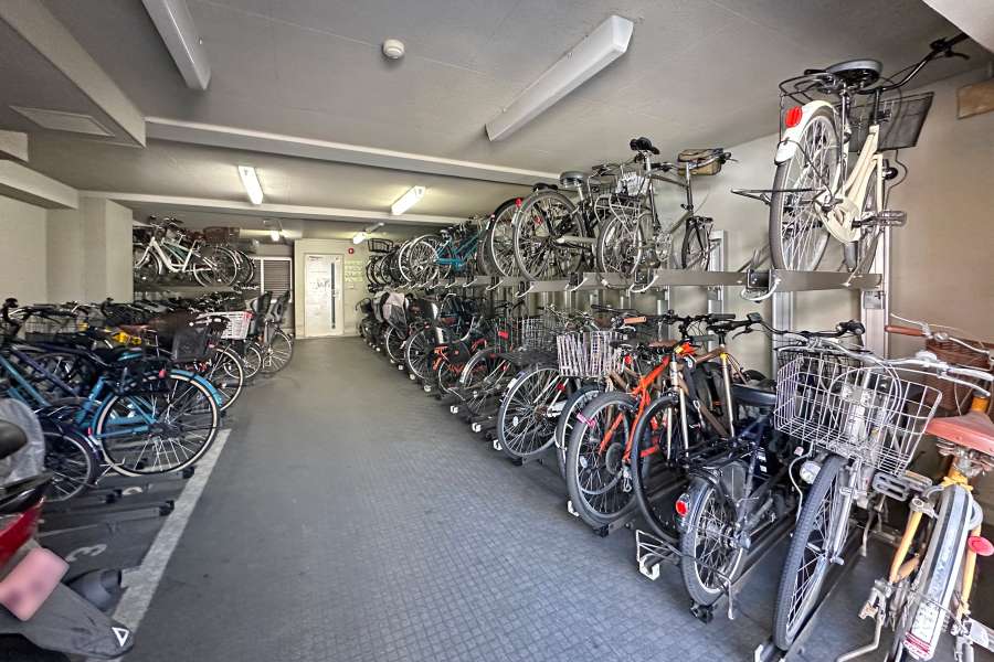 屋内に設けられた駐輪場