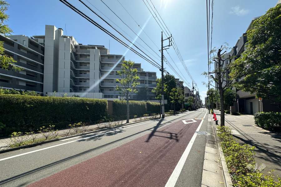 敷地の北西側前面道路