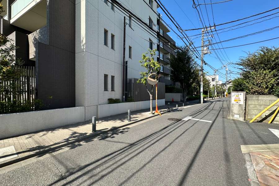 敷地の東側前面道路