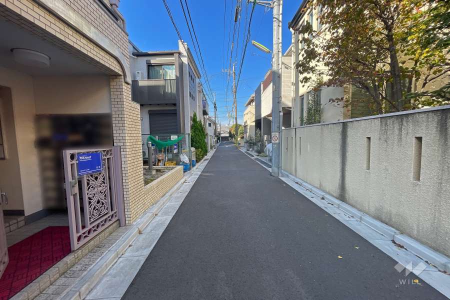 敷地北側の前面道路（東側から）