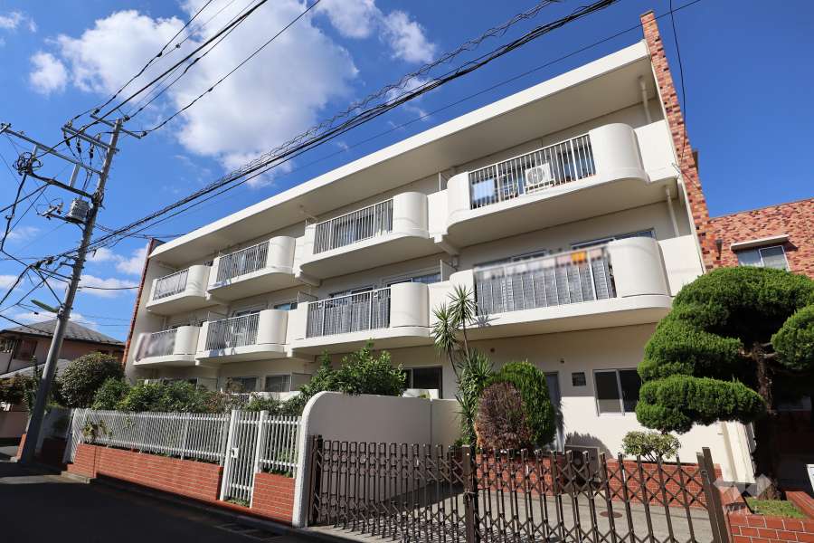 シャルム成城の外観（南東側から）　　