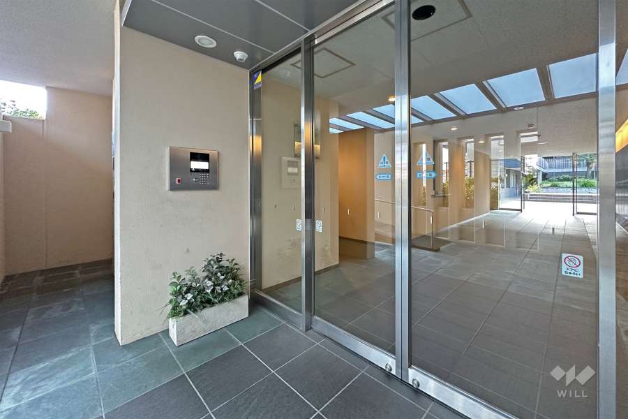 エントランスはオートロック付きです。