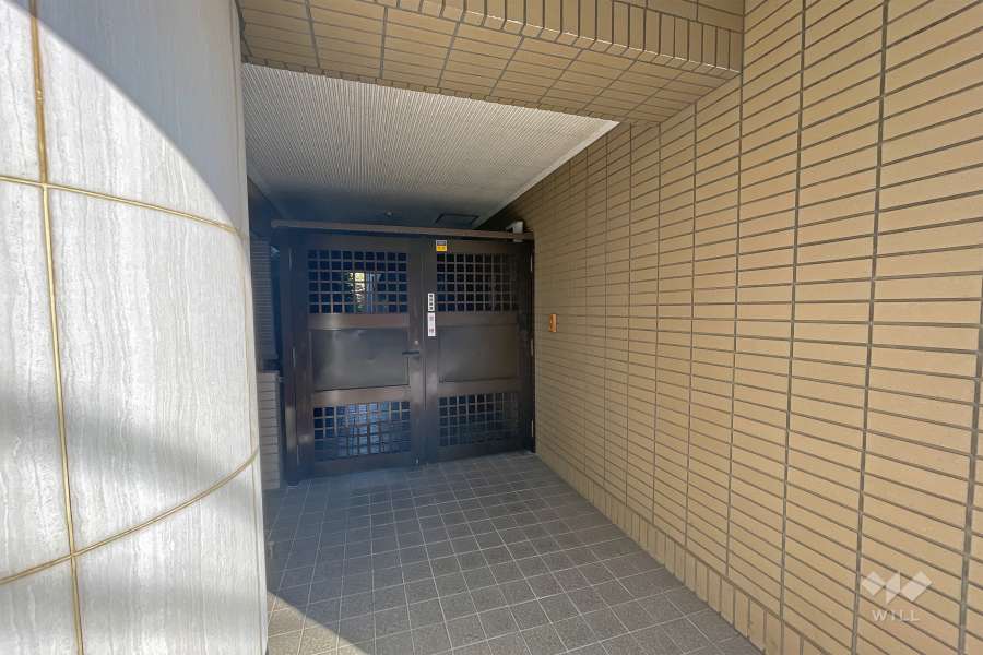 屋内に設けられた駐輪場の出入り口