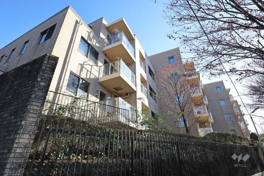 プラウド成城の外観(北西側から)