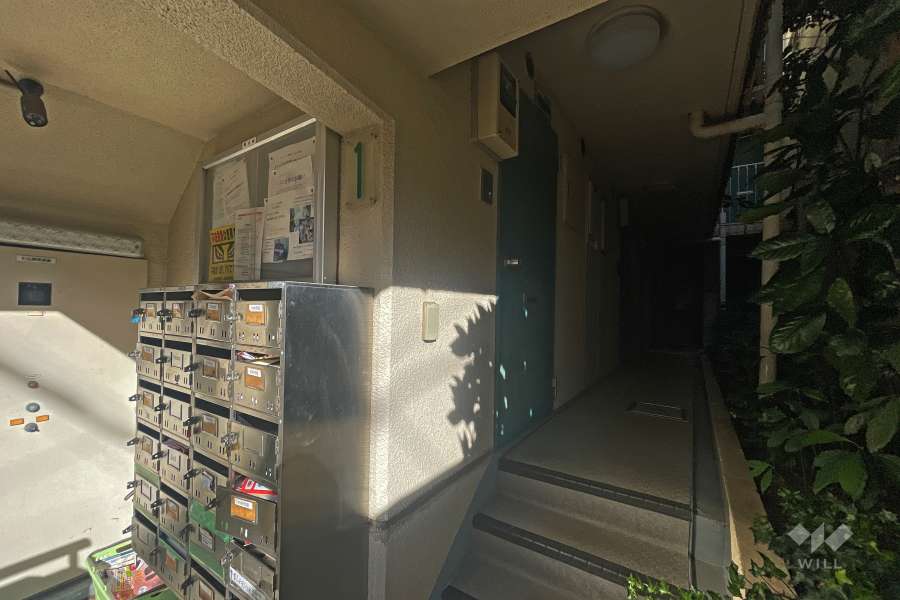 共用ポストと住戸出入り口