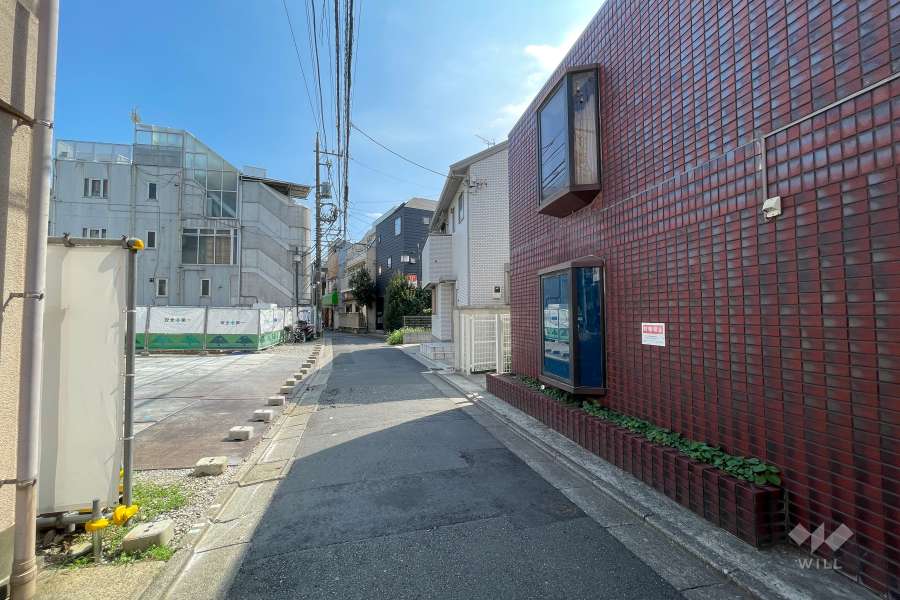 敷地東側の前面道路（北側から）