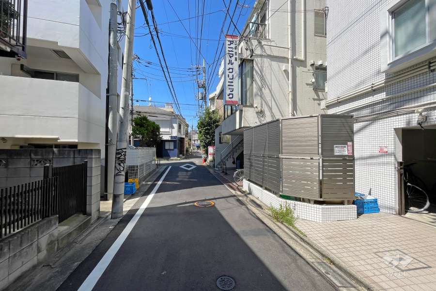 敷地西側の前面道路（南側から）