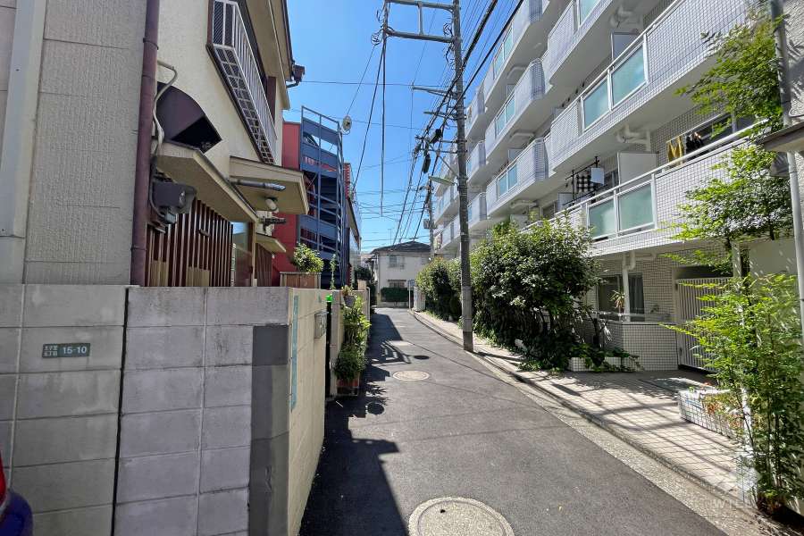 敷地南側の前面道路（東側から）