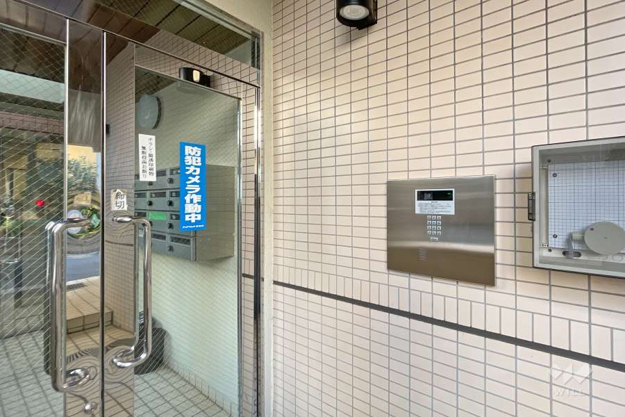 エントランスはオートロック付きです。